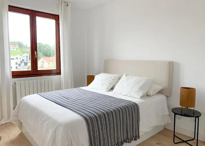 Acogedor Con Terraza Y Parking Publico En